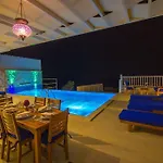 וילה Adel קס